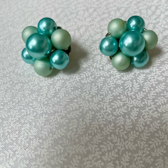 Mid Century 60's Aqua Blue Green Beaded Tri Strand Necklace Clip Earring Set - Picture 6 of 9